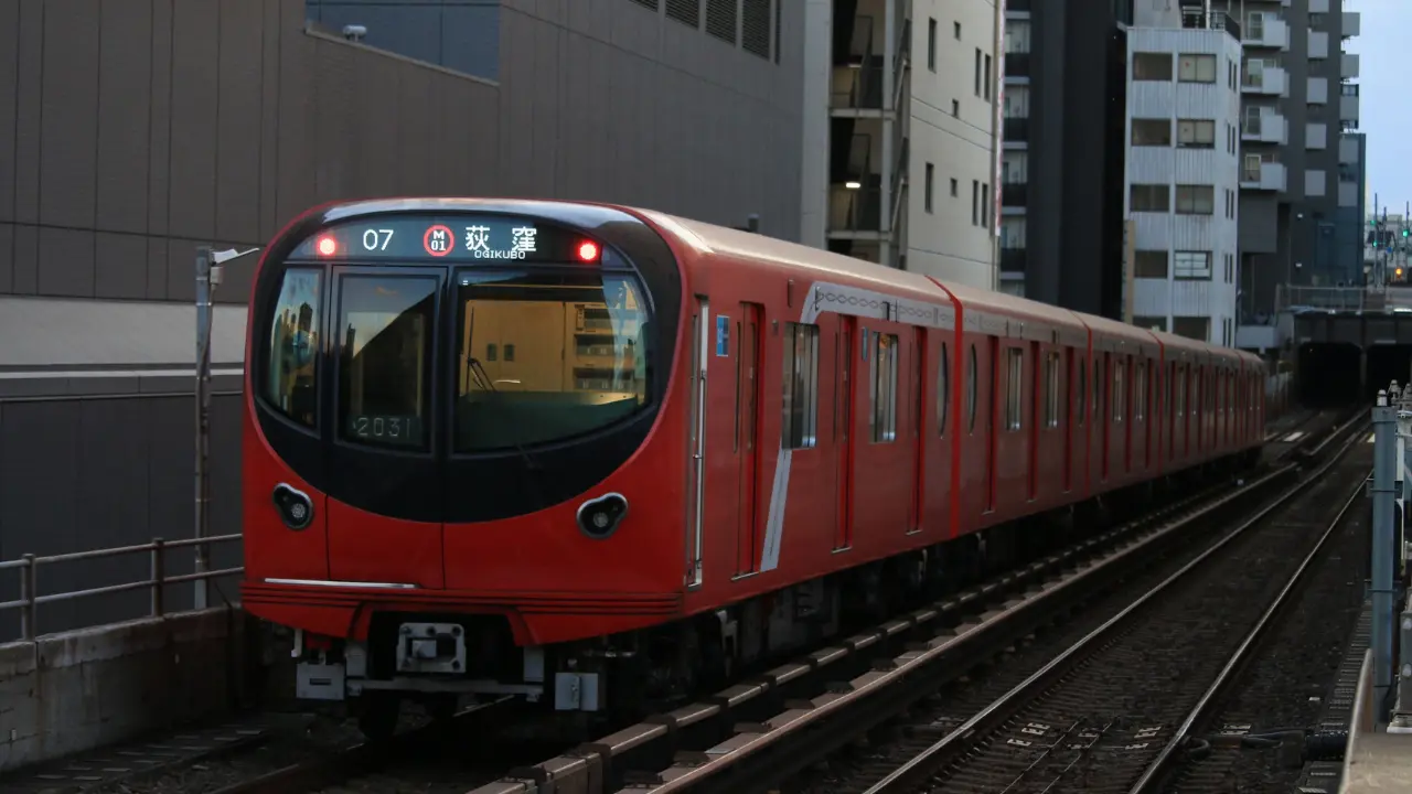 tokyo metro marunoichi line train