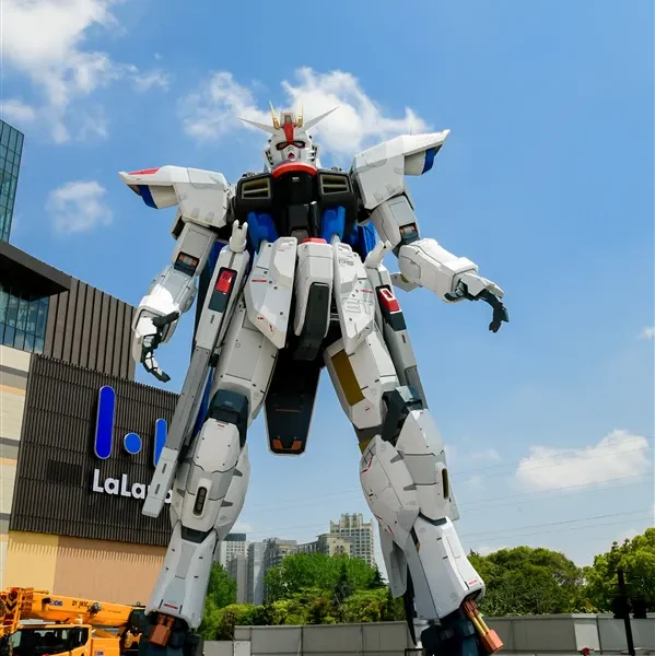 freedom gundam shangai statue