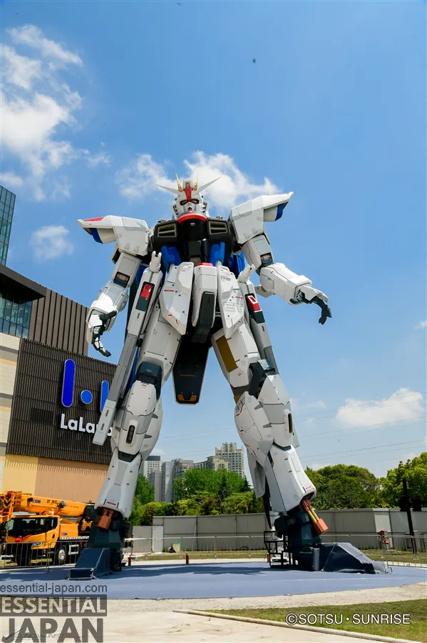 freedom gundam shangai statue